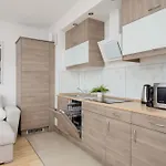 Apartamento Cosy One-bedroom With Parking & Balcony By Renters Varsovia