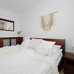 Cosy One-bedroom With Parking & Balcony By Renters *