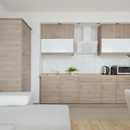 Lägenhet Cosy One-bedroom With Parking & Balcony By Renters Warszawa