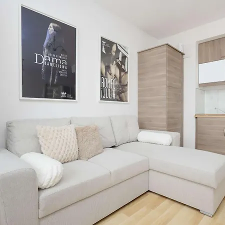 Cosy One-bedroom With Parking & Balcony By Renters