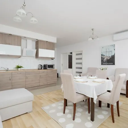 Apartment Cosy One-bedroom With Parking & Balcony By Renters