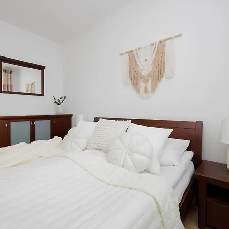 Cosy One-bedroom With Parking & Balcony By Renters *