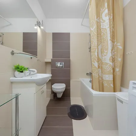 Cosy One-bedroom With Parking & Balcony By Renters *