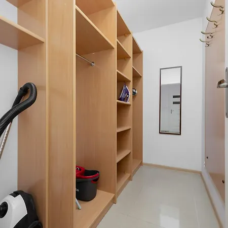 Cosy One-bedroom With Parking & Balcony By Renters