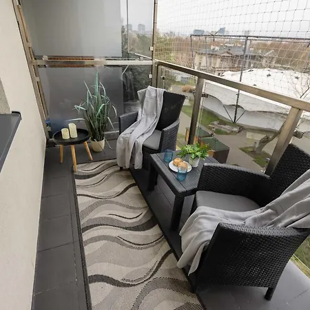 Cosy One-bedroom With Parking & Balcony By Renters Lägenhet