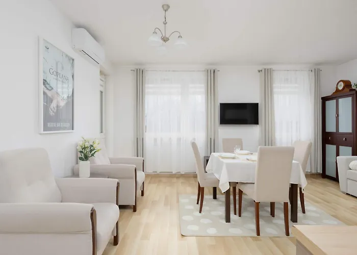 Cosy One-bedroom With Parking & Balcony By Renters Warsaw