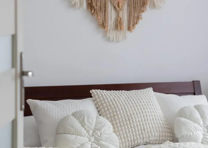 Cosy One-bedroom With Parking & Balcony By Renters Apartment *