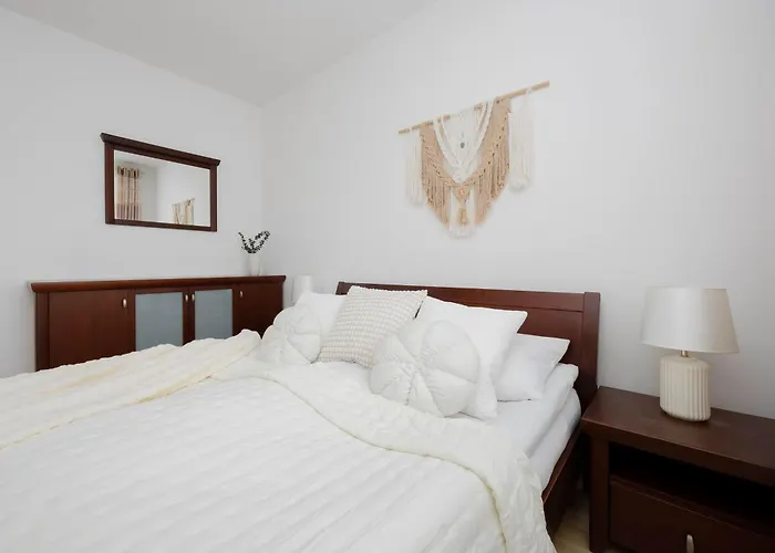 Cosy One-bedroom With Parking & Balcony By Renters *