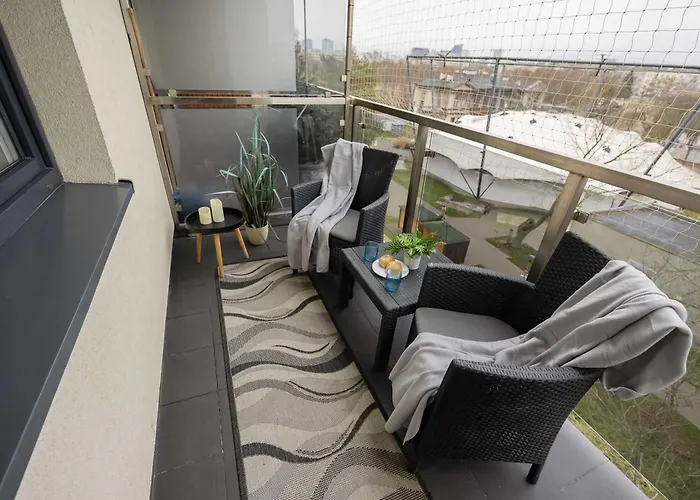 Cosy One-bedroom With Parking & Balcony By Renters Apartment