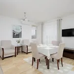 Cosy One-bedroom With Parking & Balcony By Renters Apartment