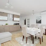 Apartment Cosy One-bedroom With Parking & Balcony By Renters