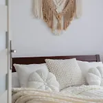 Cosy One-bedroom With Parking & Balcony By Renters Apartment *