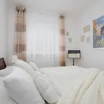 Cosy One-bedroom With Parking & Balcony By Renters Apartment