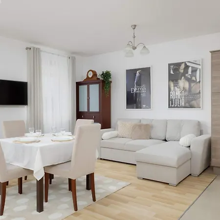 Apartamento Cosy One-bedroom With Parking & Balcony By Renters Varsovia