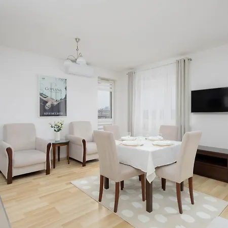 Cosy One-bedroom With Parking & Balcony By Renters Apartamento