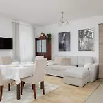 Apartamento Cosy One-bedroom With Parking & Balcony By Renters Varsovia